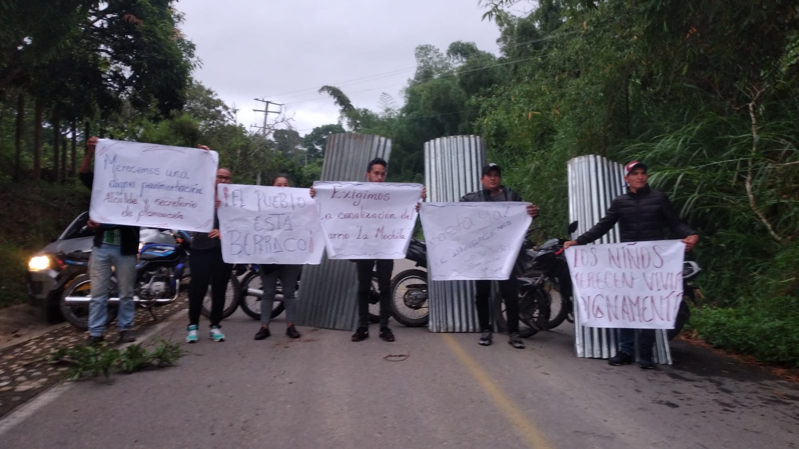 Comunidad de Pueblo Bello bloqueó durante tres horas la vía que comunica a este municipio con Valledupar.  FOTO: CORTESÍA.
