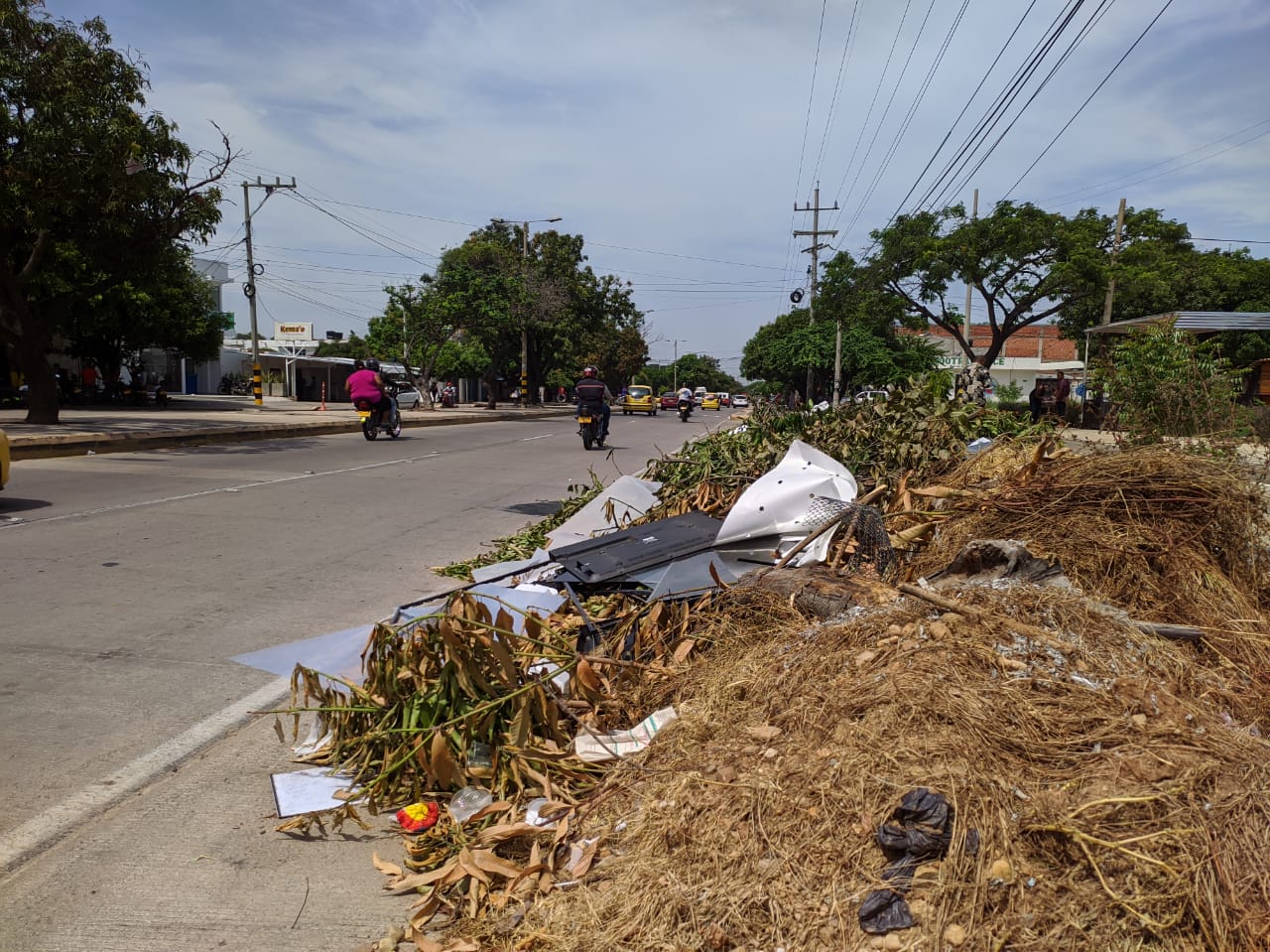Escombros y desechos sobre la avenida Fundación con carrera 27 en Valledupar. FOTO: JOAQUÍN RAMÍREZ. 

