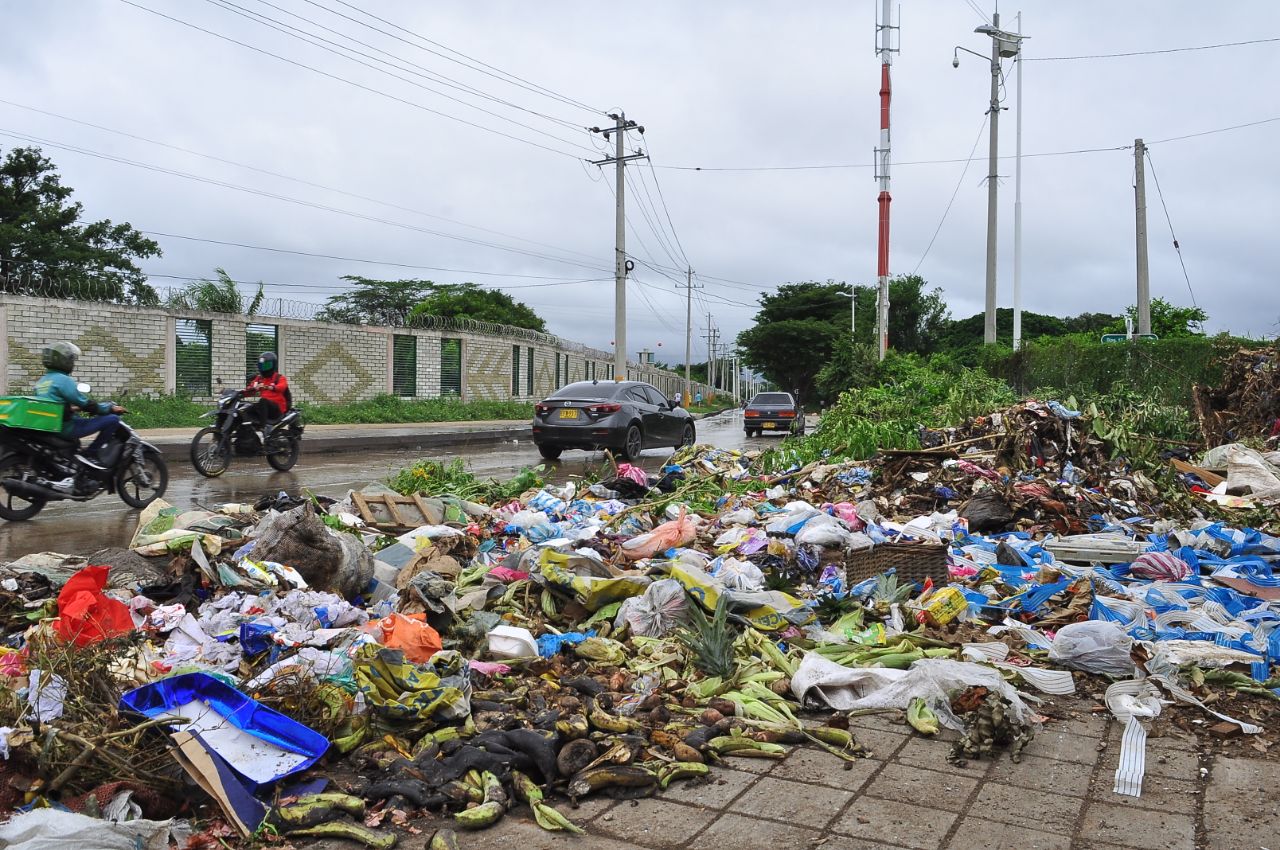  La avenida Emiliano Zuleta, uno de los puntos críticos de desechos de comidas y demás residuos sólidos. FOTO: JOAQUÍN RAMÍREZ. 
