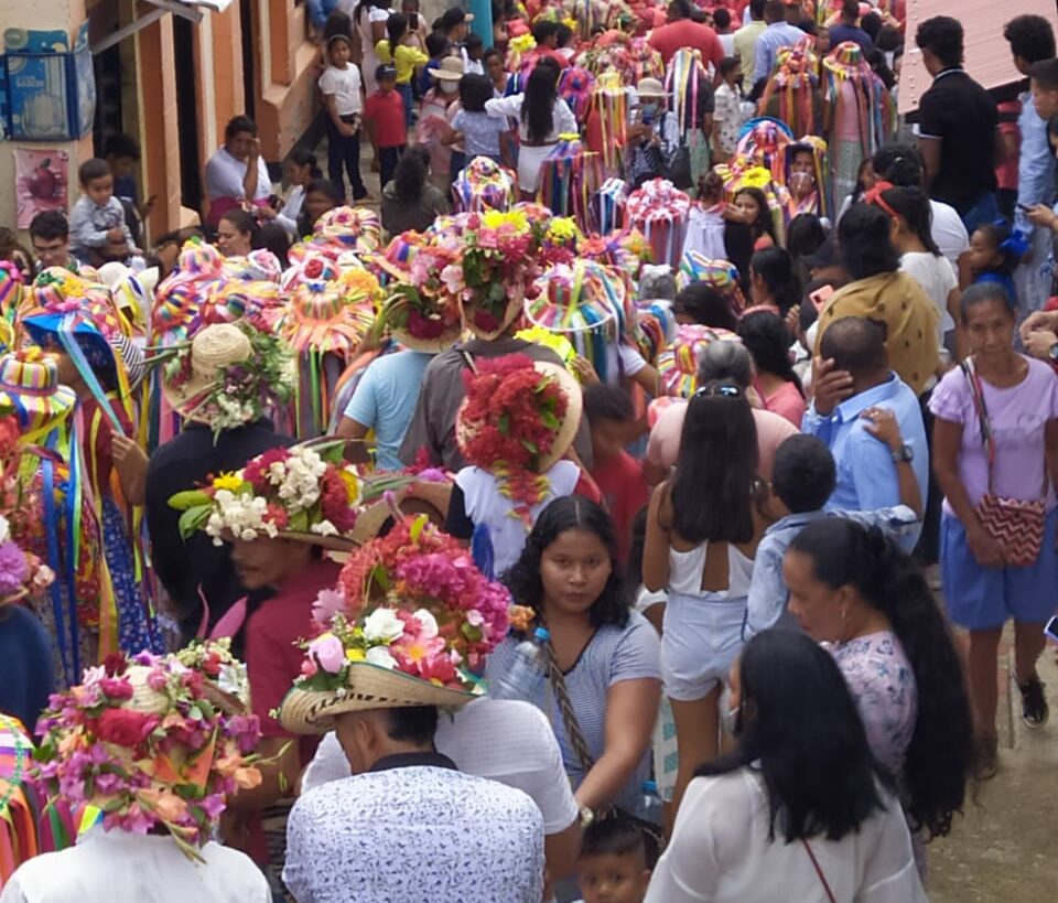 Multitudinaria asistencia de fieles durante la celebración del Corpus Christi en Atánquez. FOTO: CORTESÍA. 