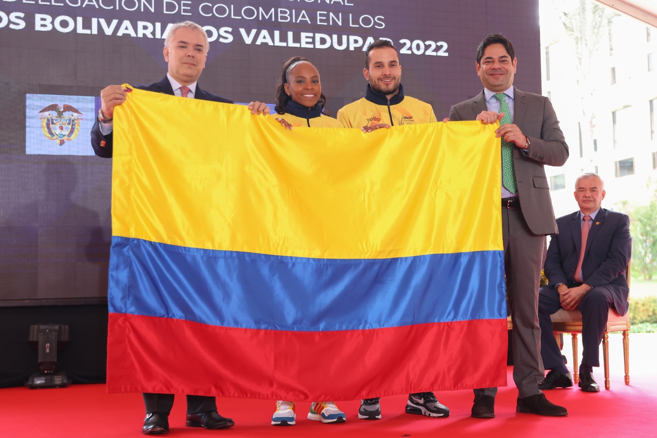DUQUE ENTREGÓ EL PABELLÓN nacional a los dos abanderados de la delegación colombiana, Ingrit Valencia y Carlos Ramírez./ FOTO: CORTESÍA MINDEPORTE.
