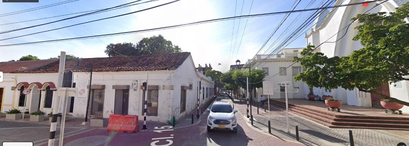 En esta casa de la familia Pupo, vivió Francisca Maestre de Patillal, frente al convento de Santo Domingo, calle del Cesar (carrera 7) con calle 15.
