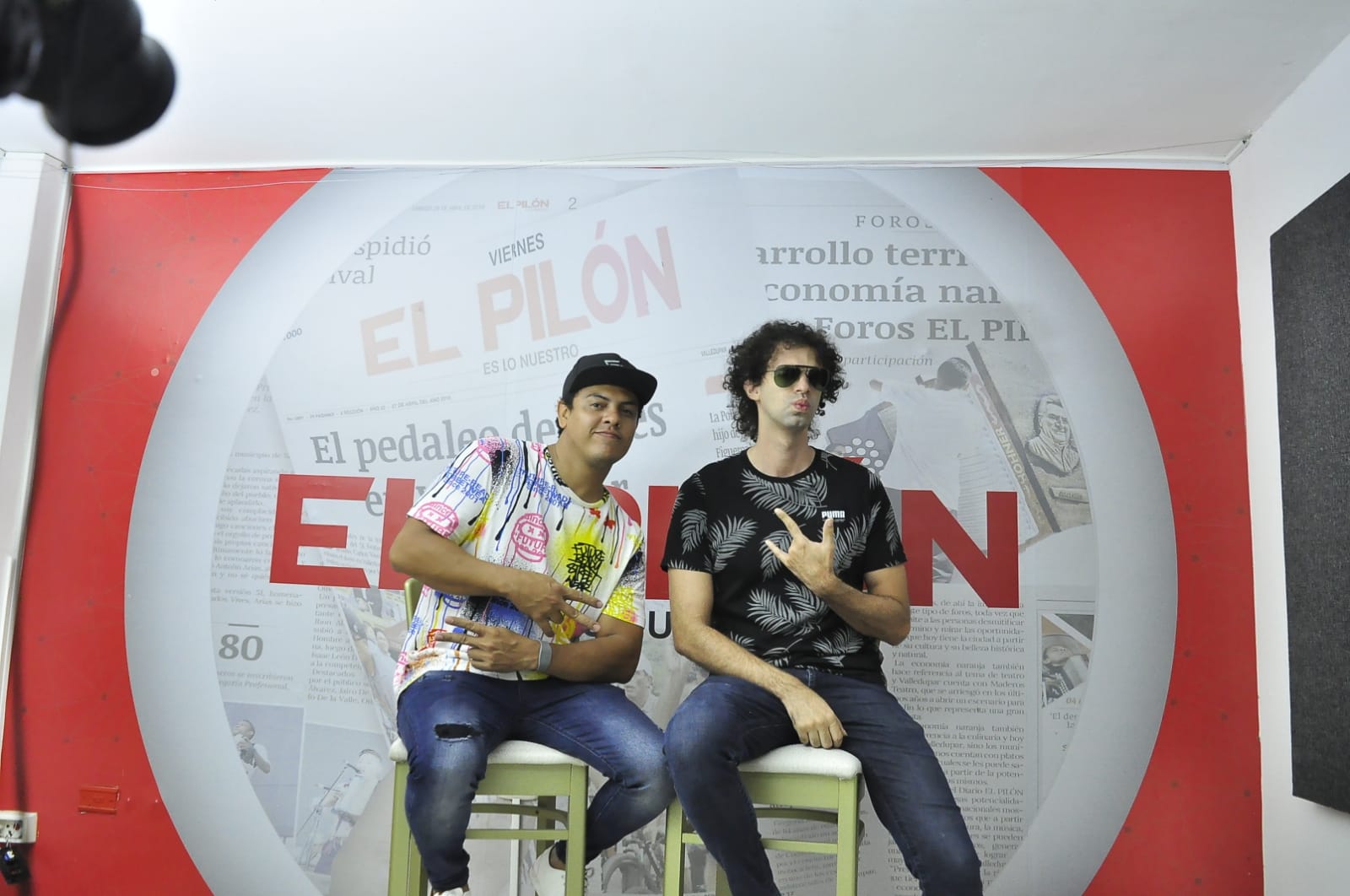 ANDY Y JANIO (camisa negra) son los líderes de la banda de rock Sintendencias, que nació en Valledupar y busca conquistar un público diferente marcado por la caja, la guacharaca y el acordeón./ FOTO: JOAQUÍN RAMÍREZ.
