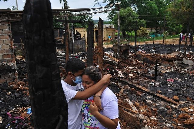 El voraz incendió destruyó las viviendas de 14 familias invasoras el 24 de mayo de 2021. FOTO: JOAQUÍN RAMÍREZ. 