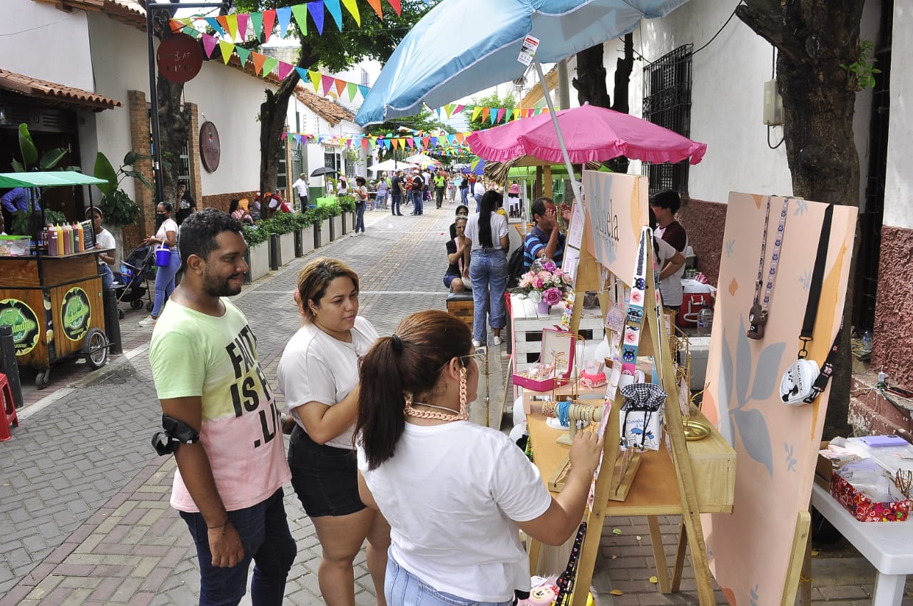 Gran flujo de visitantes y compradores  asistieron al evento de comercio y cultura.                                                                /FOTO: JOAQUÍN RAMÍREZ. 
