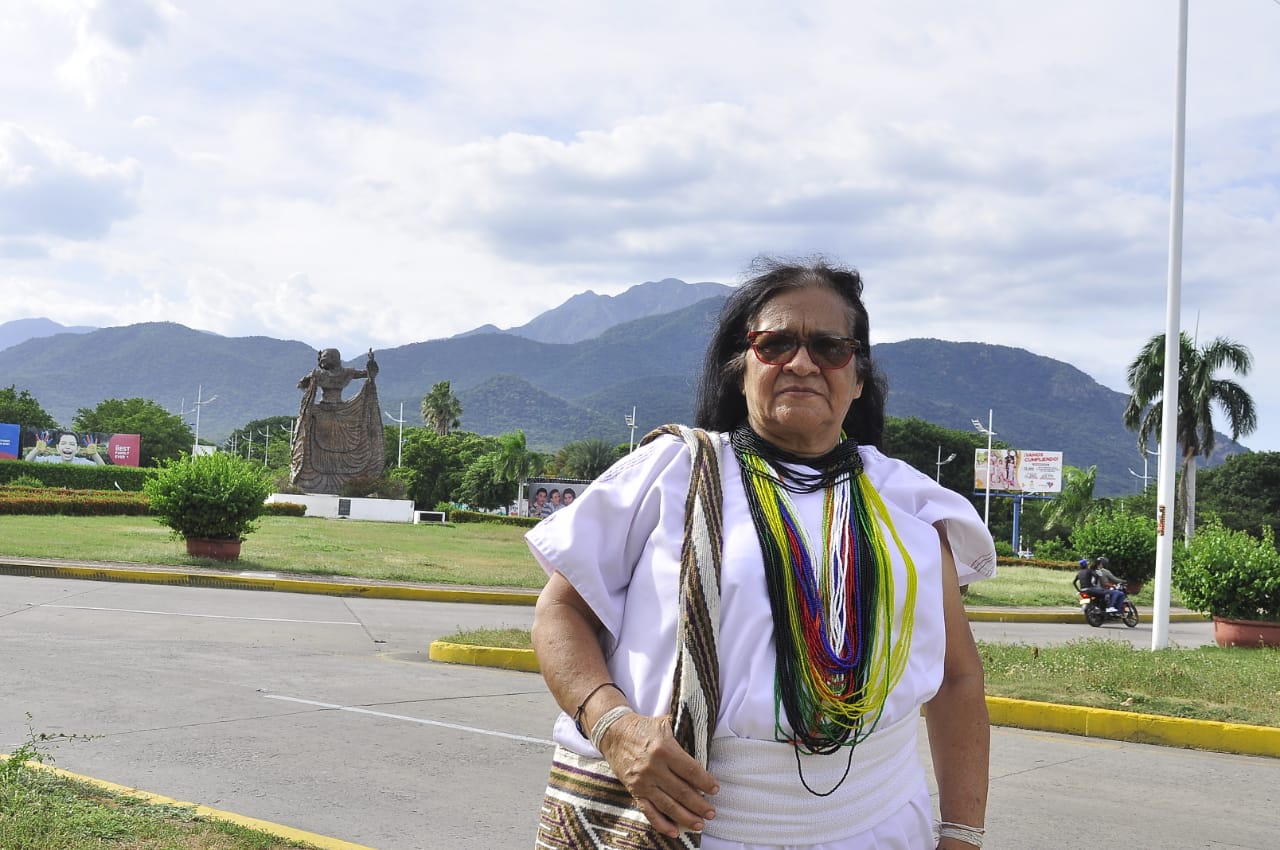 Leonor Zalabata Torres, de 77 años, cerca del monumento de la Pilonera Mayor en Valledupar.                                                             /FOTO: JOAQUÍN RAMÍREZ. 