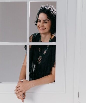 La escritora vallenata Isabel Orozco presenta hoy su libro ‘Conversaciones desde mi ventana’. /FOTO: CORTESÍA. 
