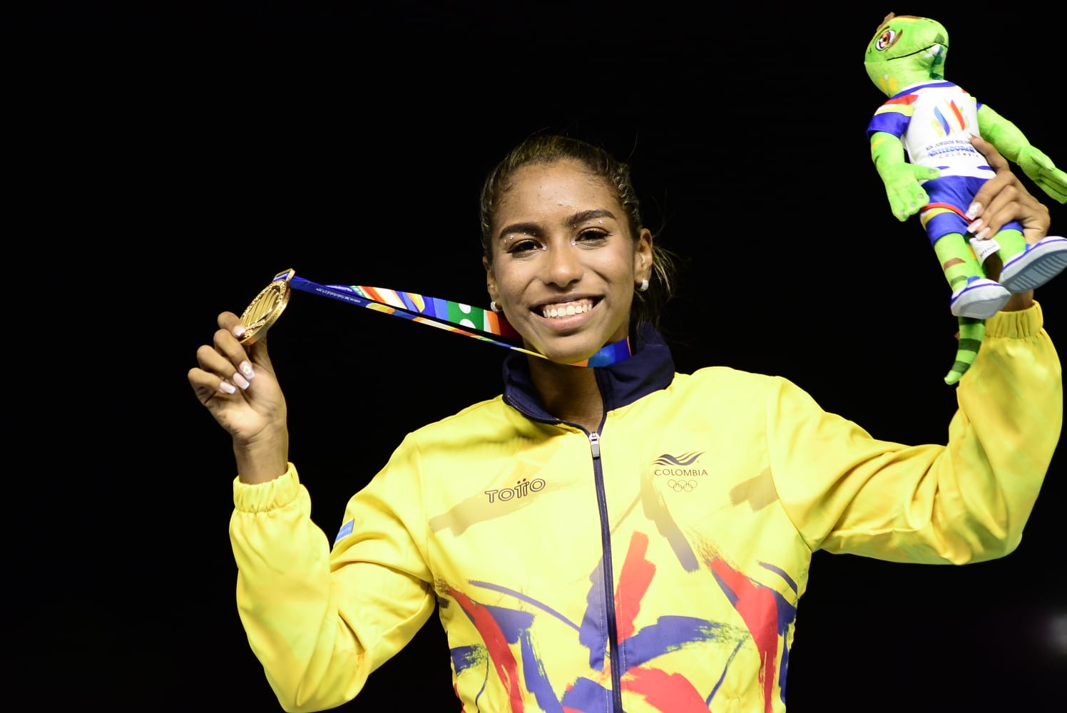 Natalia Linares González se proclamó campeona del salto largo de los Juegos Bolivarianos 2022./ FOTO: JOAQUÍN RAMÍREZ.
