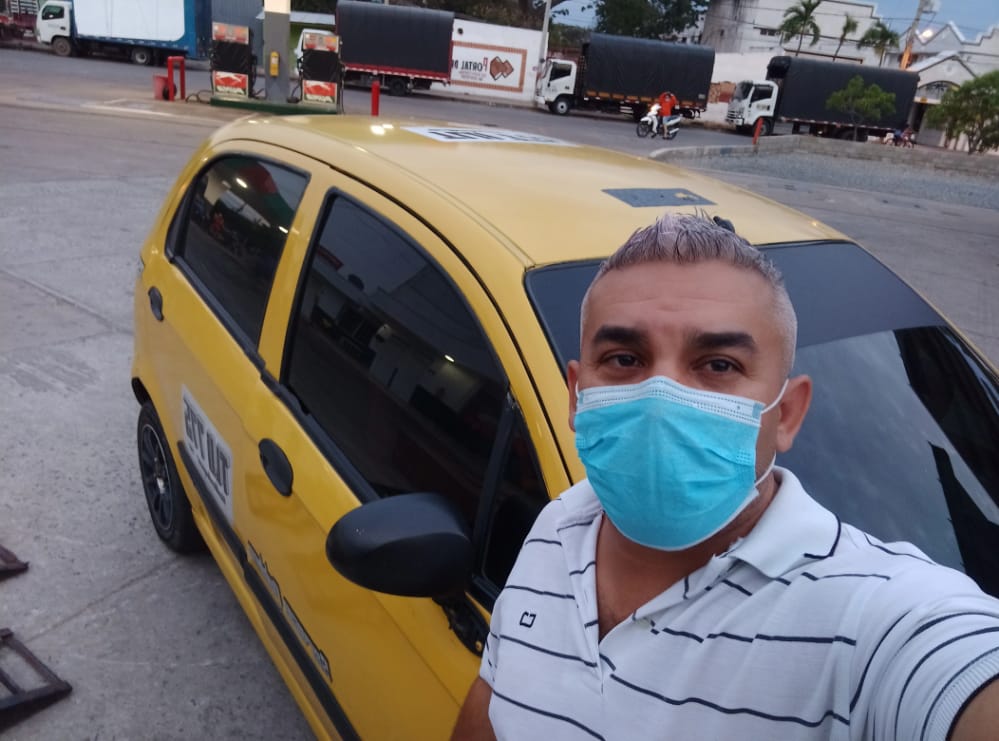 JHON CARLOS MUEGUES, taxista que busca desesperado a la usuaria que olvidó un bolso en su vehículo. /FOTO: CORTESÍA. 
