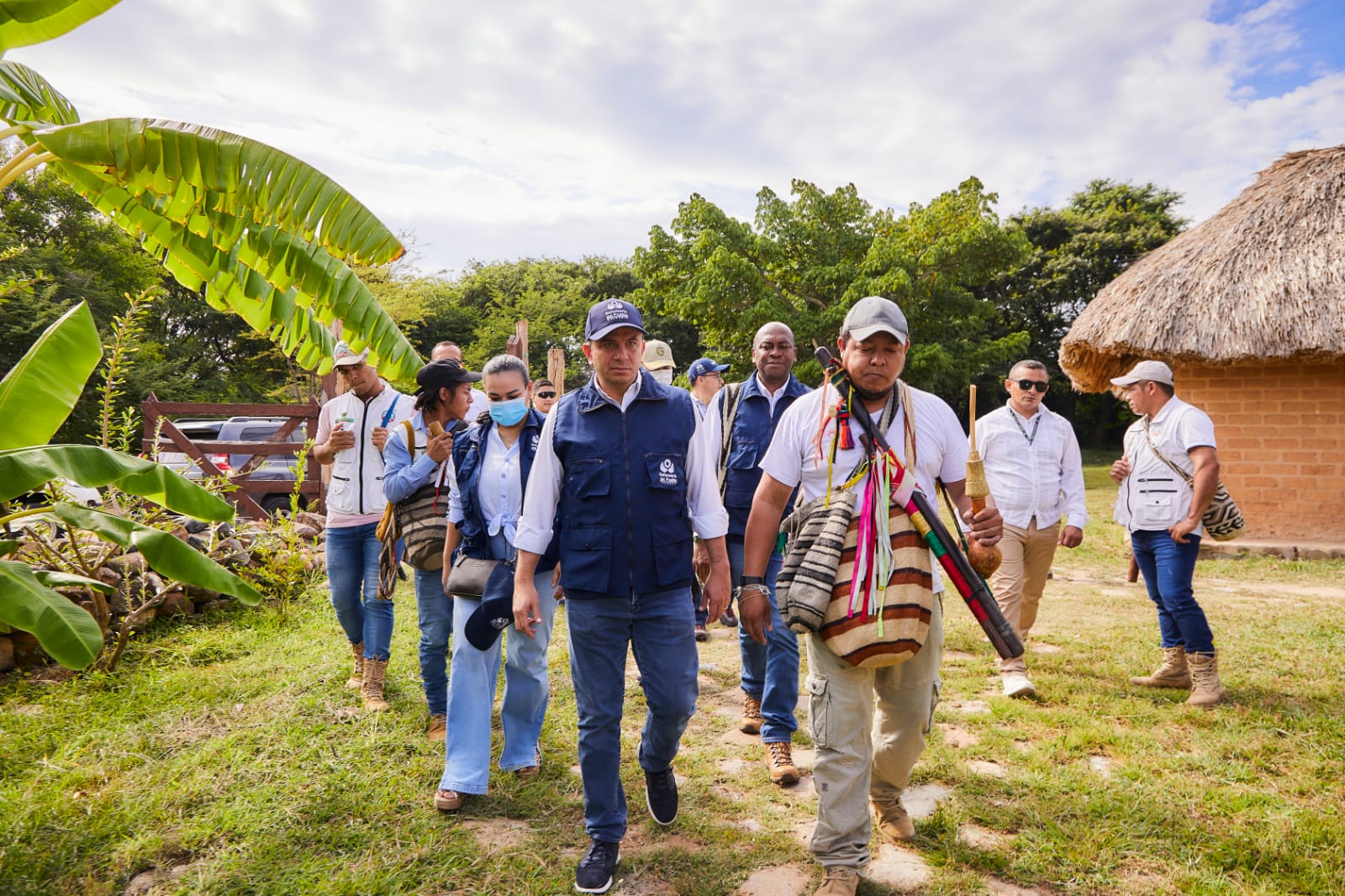 En misión humanitaria, Carlos Camargo se reunió en Makumake-Ríoseco, Valledupar, con líderes que le hablaron sobre las afectaciones en derechos humanos que están viviendo. FOTO: CORTESÍA.