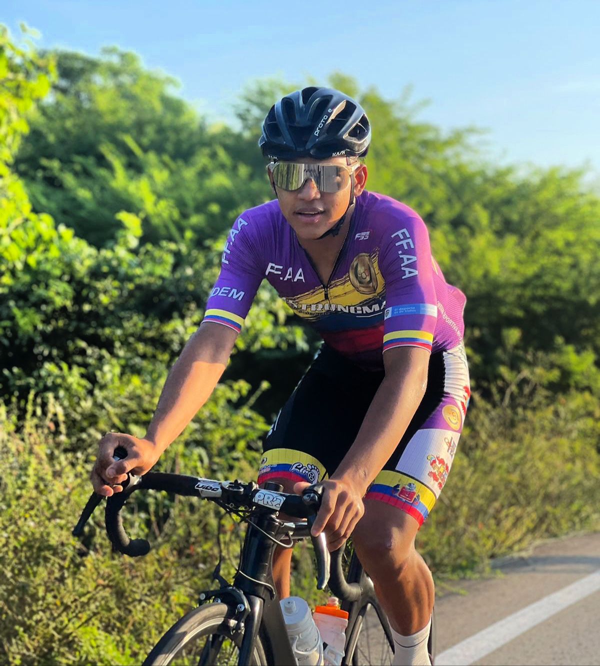 JOSÉ ARMANDO GARCÍA OLAYA, ciclista de Valledupar que a sus 19 años fue fichado por el Equipo Fuerzas Armadas que corre las grandes pruebas a nivel nacional. /FOTO: cortesía.
