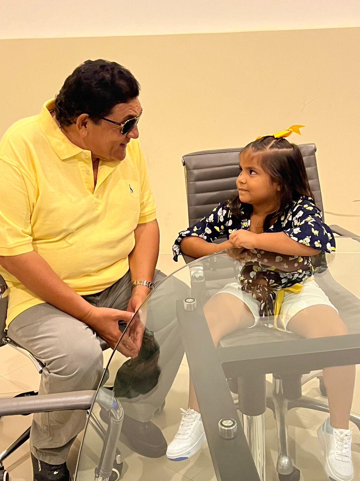 ‘EL PULMÓN DE ORO’	compartió un momento con Narella, la niña de 6 años que se volvió viral por simular hablar con su “jefe” Poncho Zuleta./ FOTO: CORTESÍA.
