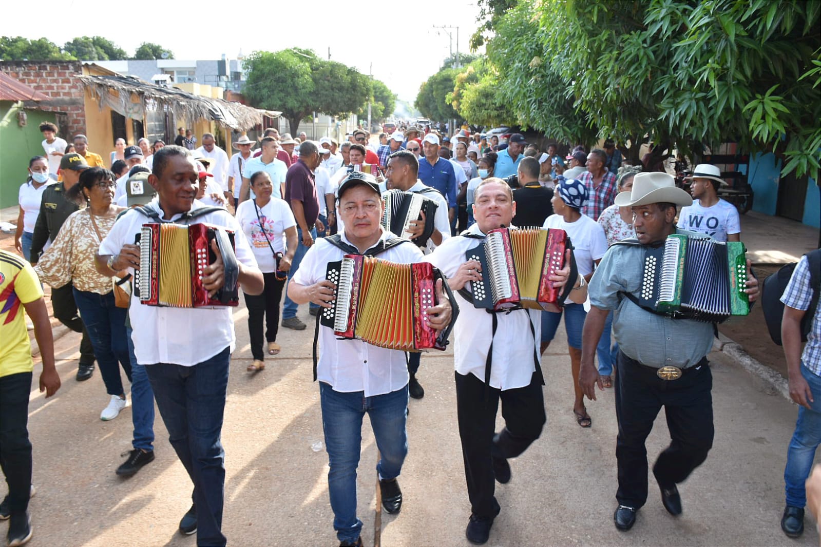 Cuatro Rey de Reyes del Festival de la Leyenda Vallenata realizaron la caminata en honor al Centenario del Natalicio del juglar Samuel Antonio Martínez Muñoz. /FOTO: CORTESÍA RICHARD DANGOND. 
