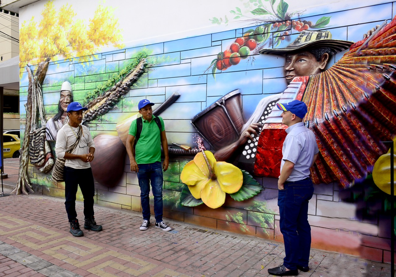 EL MURAL ‘RELIEVE DE UNA SERRANÍA MUSICAL’ está plasmado sobre una pared del tradicional hotel Sicarare en pleno centro de la ciudad./ FOTO JOAQUÍN RAMÍREZ.
