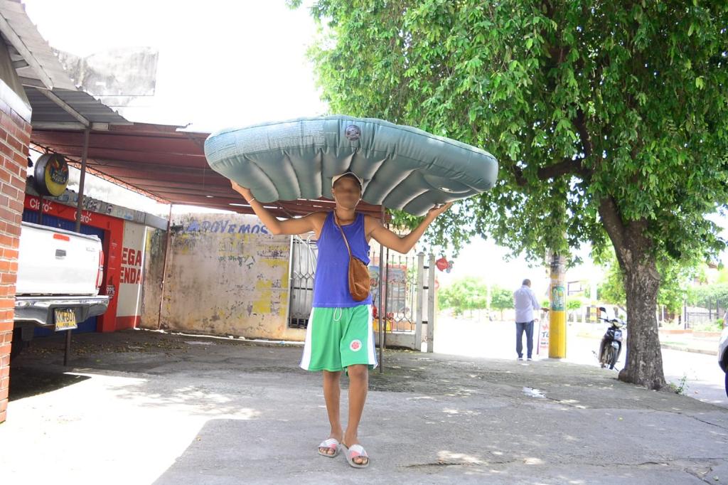 El adolescente se viralizó luego de saltar a un arroyo en las calles de Valledupar sobre un colchón de agua.   FOTO: JOAQUÍN RAMÍREZ.   