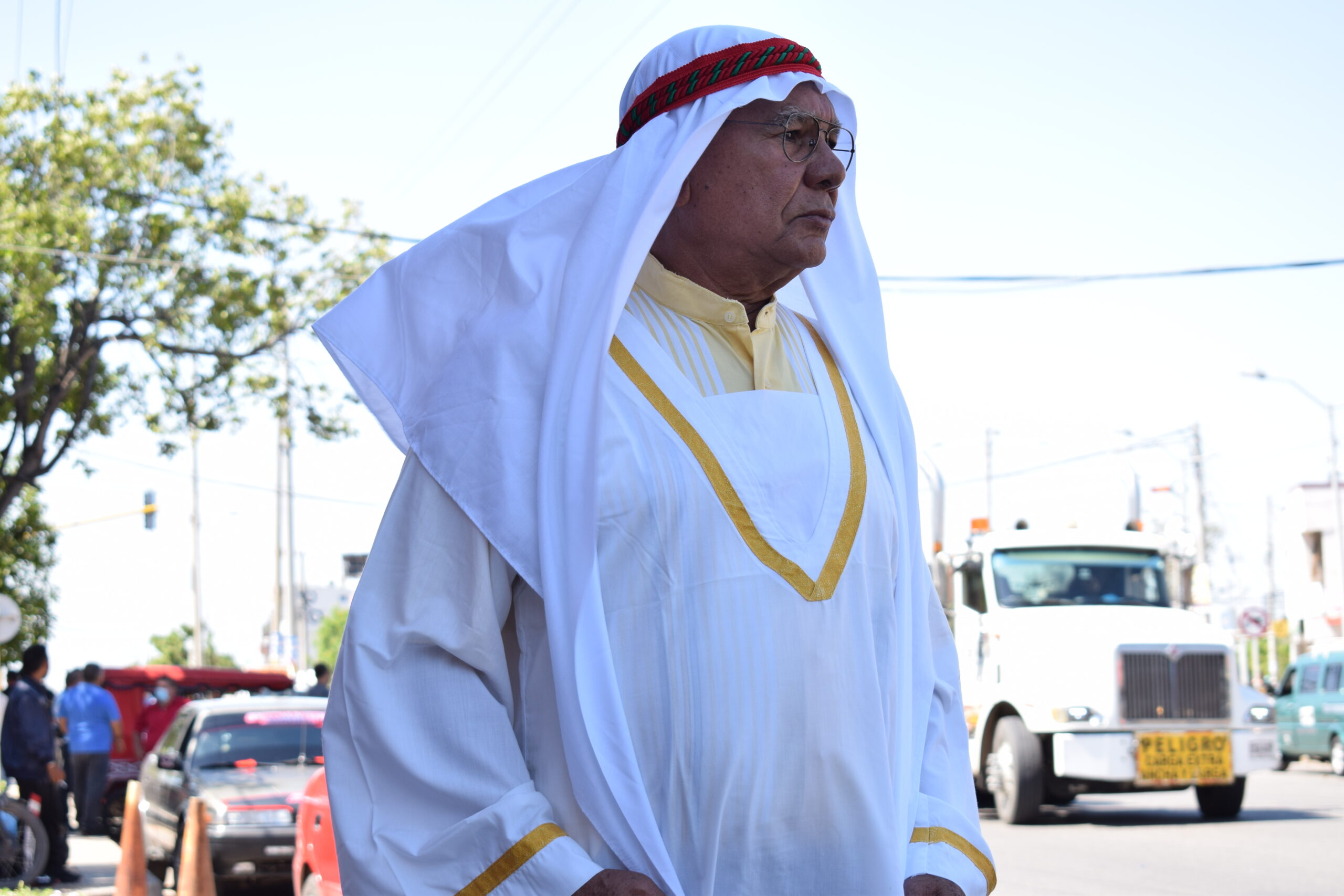 Edigar Salazar, disfrazado de jeque musulmán. FOTO: ALEX GUTIÉRREZ.
