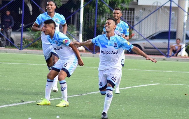 En la cancha de Las Flores, el Equipo Azul, celebró su paso a cuarta fase del Torneo de la Primera C./FOTO: EQUIPO AZUL.