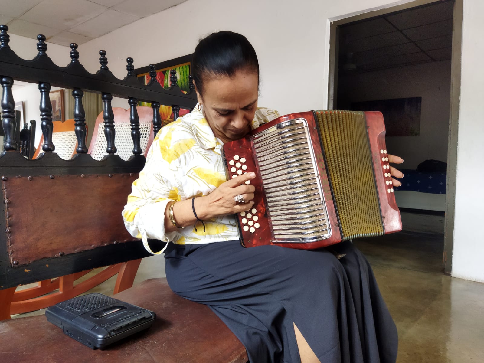 DULSAIDES BERMÚDEZ DÍAZ conserva el acordeón con el cual el maestro Calixto Ochoa dormía al lado de ella. / FOTO: JOSÉ MARTÍNEZ.