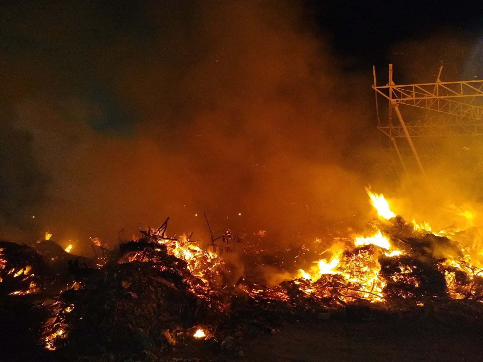 El voraz incendio del lote Idema en Valledupar. FOTO: CORTESÍA. 