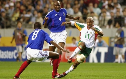 EN 2002, LA DEFENSORA del título, Francia, perdió en su primer juego ante Senegal, que jugaba el primer encuentro de su historia en un mundial. / FOTO: FIFA.COM.
