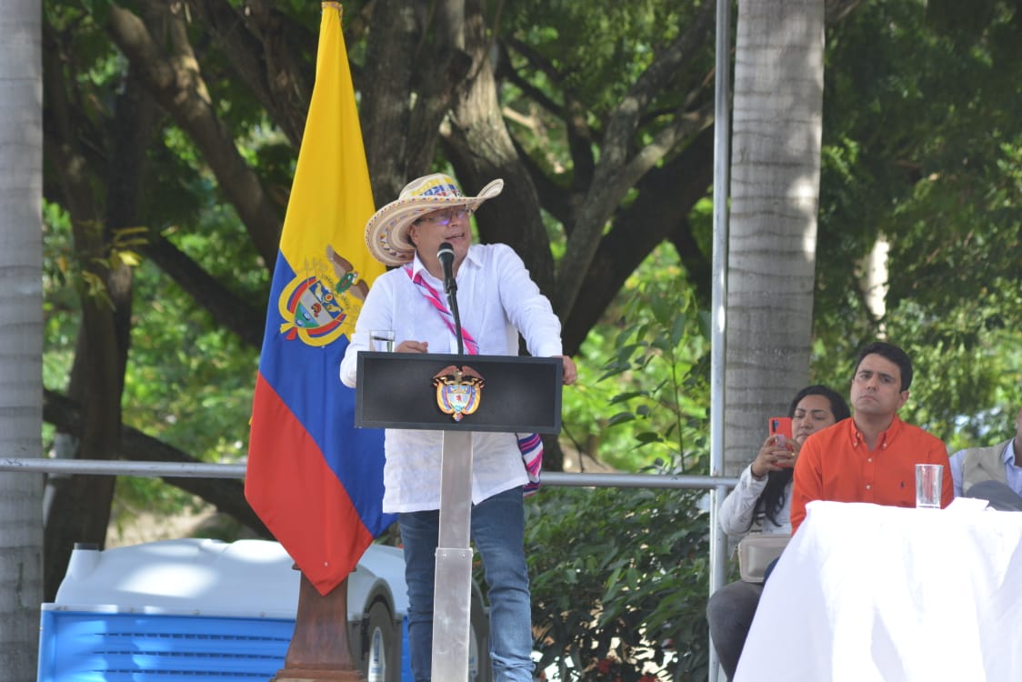El presidente de Colombia, Gustavo Petro, en la plaza principal del municipio de Bosconia, centro del departamento del Cesar, el 28 de octubre.                                                        / FOTO:  JOAQUÍN RAMÍREZ. 
