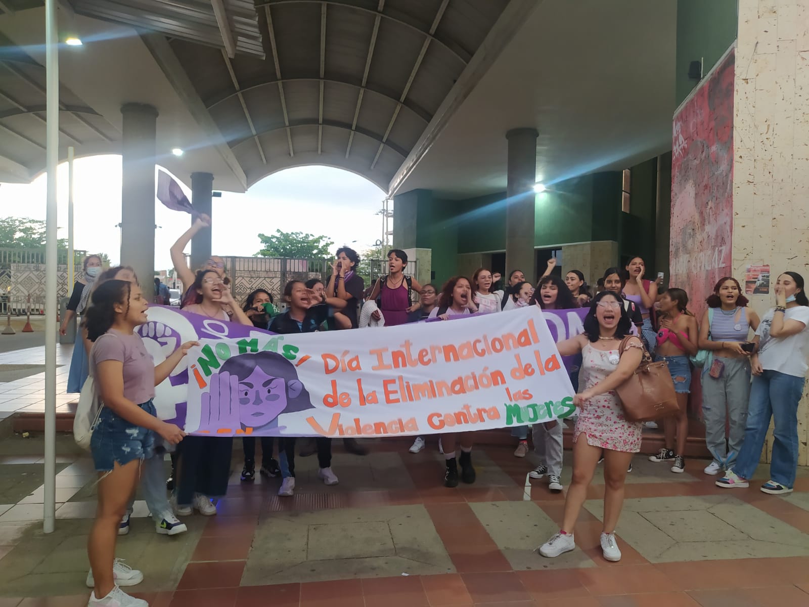  La manifestación fue organizada por la ‘Colectiva, reevolución feminista’, Juntaza Mujeres del Cesar, entre otras asociaciones. / FOTO:EL PILÓN. 
