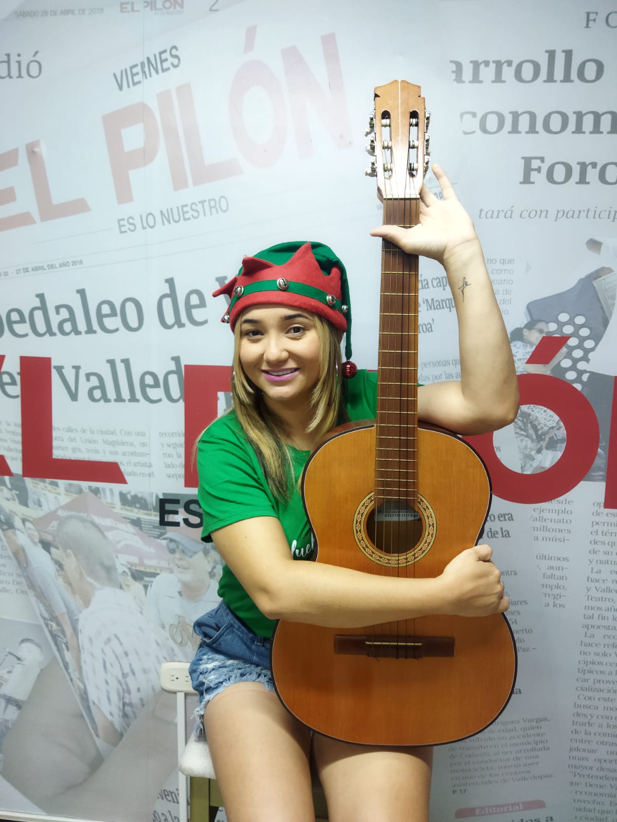 Yeraldín llegó a EL PILÓN a promocionar su sencillo 'Huele a navidad' que tiene más de un millón de reproducciones en la red social Facebook. / FOTO:  EL PILÓN.