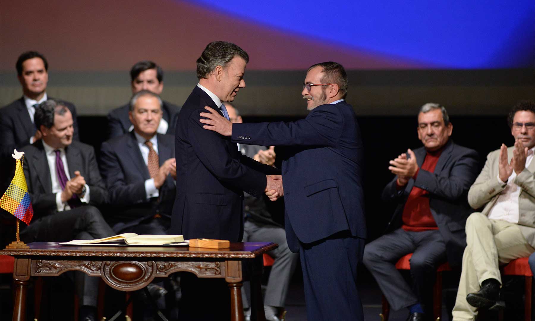 El Presidente Juan Manuel Santos y el máximo líder de las Farc, Rodrigo Londoño, sellaron con un saludo la firma del Nuevo Acuerdo de Paz para Colombia.