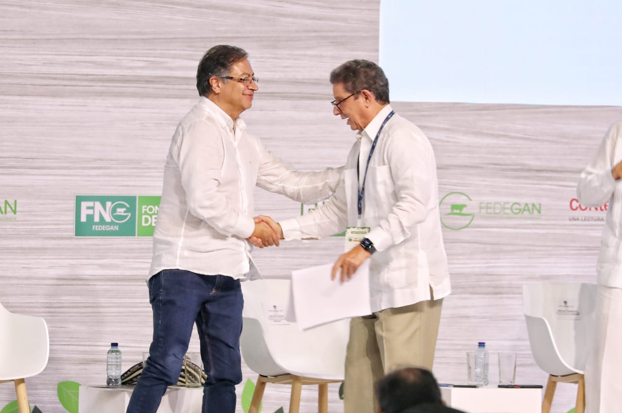 El presidente Gustavo Petro y José Felix Lafaurie, presidente de la Federación Colombiana de Ganaderos, Fedegán y miembro del partido Centro Democrático.                                                           / FOTO: CORTESÍA. 