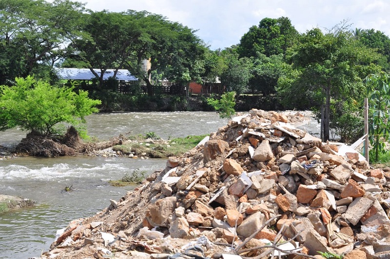 La presencia permanente de residuos sólidos de construcción y demolición en el río Guatapurí. .FOTO: JOAQUÍN RAMÍREZ. 