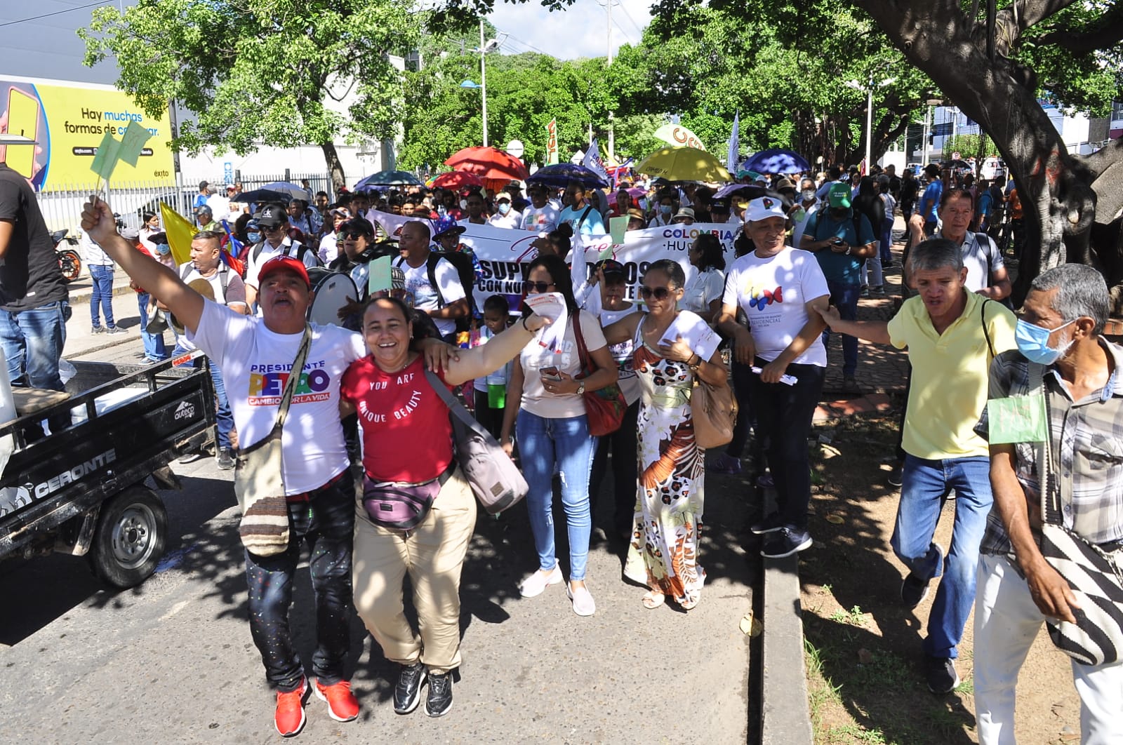 Ciudadanías marchando a favor del Gobierno nacional este martes en Valledupar.   / FOTO:  JOAQUÍN RAMÍREZ. 