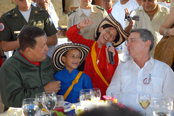 Los expresidentes Hugo Chávez y Álvaro Uribe reciben un homenaje de los niños del vallenato. 