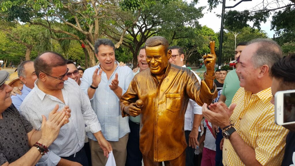 Iván Villazón recibiendo la escultura hecha en su honor. FOTO: Primera Línea.