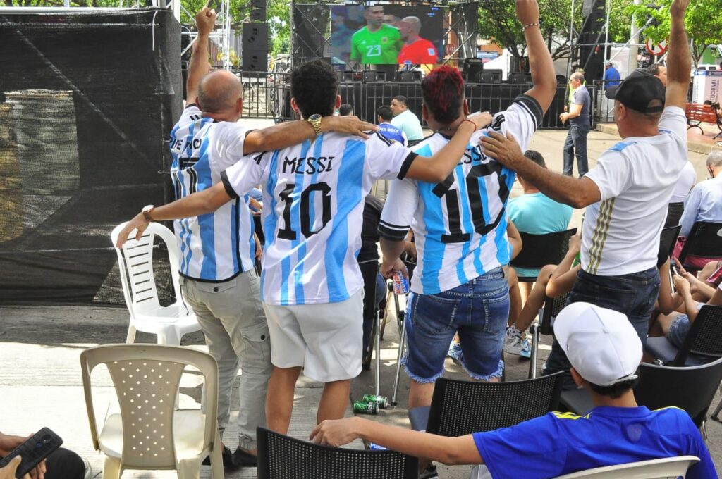 LOS ‘ARGENTINOS VALLENATOS’ apoyaron a la albiceleste en las pantallas gigantes que se dispusieron en la ciudad. /FOTO: JOAQUÍN RAMÍREZ.