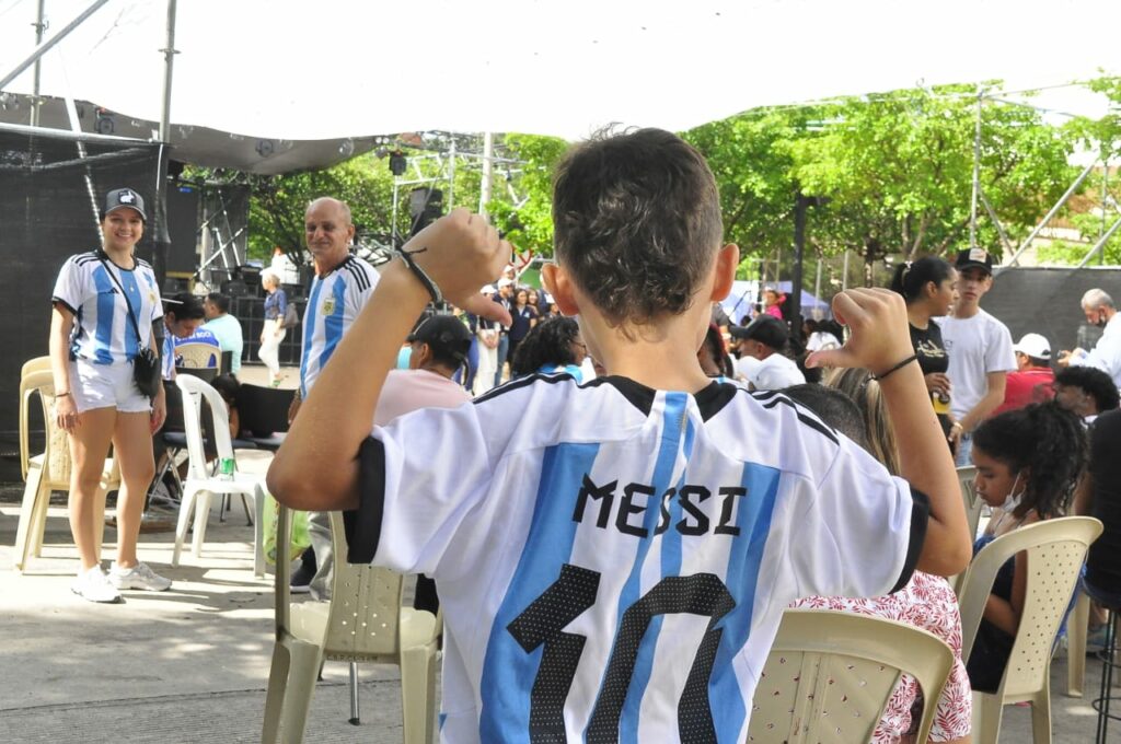 MESSI ENAMORÓ AL MUNDO del fútbol y los niños vallenatos no fueron la excepción. /FOTO: JOAQUÍN RAMÍREZ. 