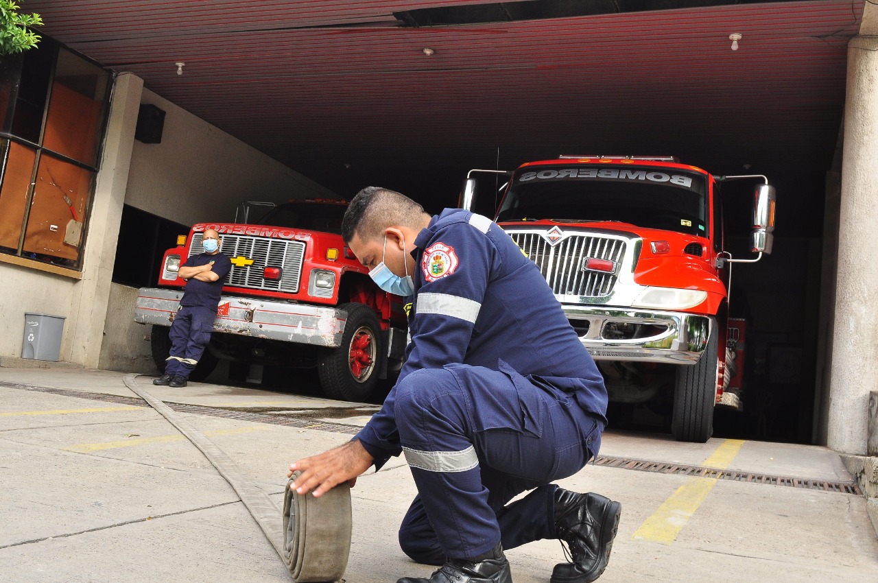 Para atención de incendios, las entidades territoriales podrán celebrar contratos o convenios con bomberos voluntarios. FOTO: JOAQUÍN RAMÍREZ.
