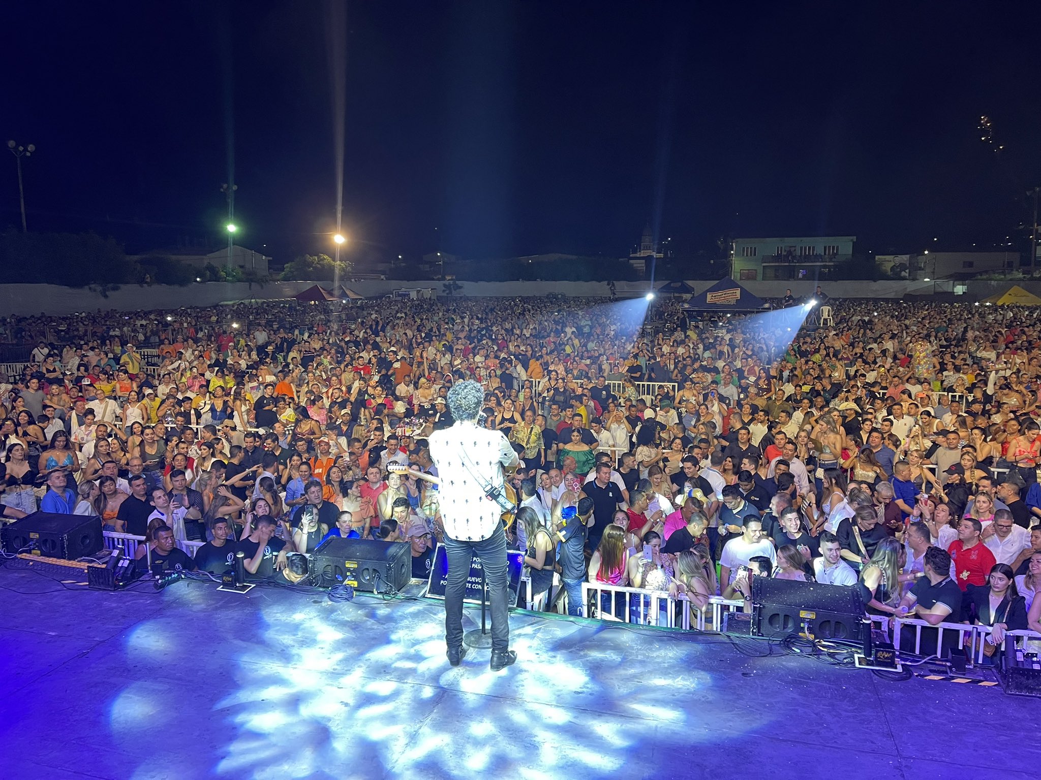 Silvestre Dangond se presentó en Ciénaga de Oro, Córdoba ante un escenario abarrotado./ Foto: Carlos Bloom. 