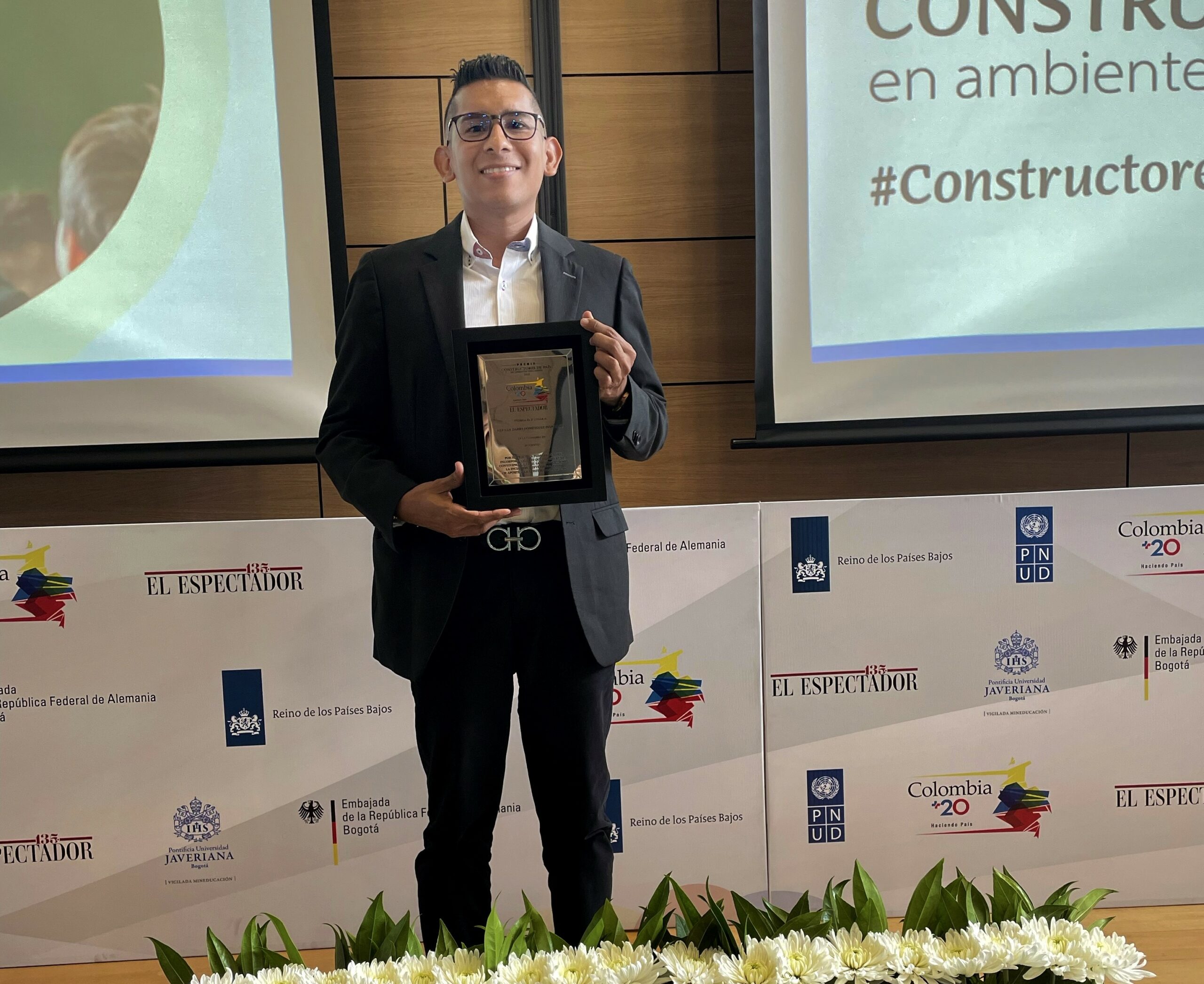 Docente Hernán Darío Domínguez recibe el premio ‘Constructores de País’, de Colombia+20. FOTO: CORTESÍA.