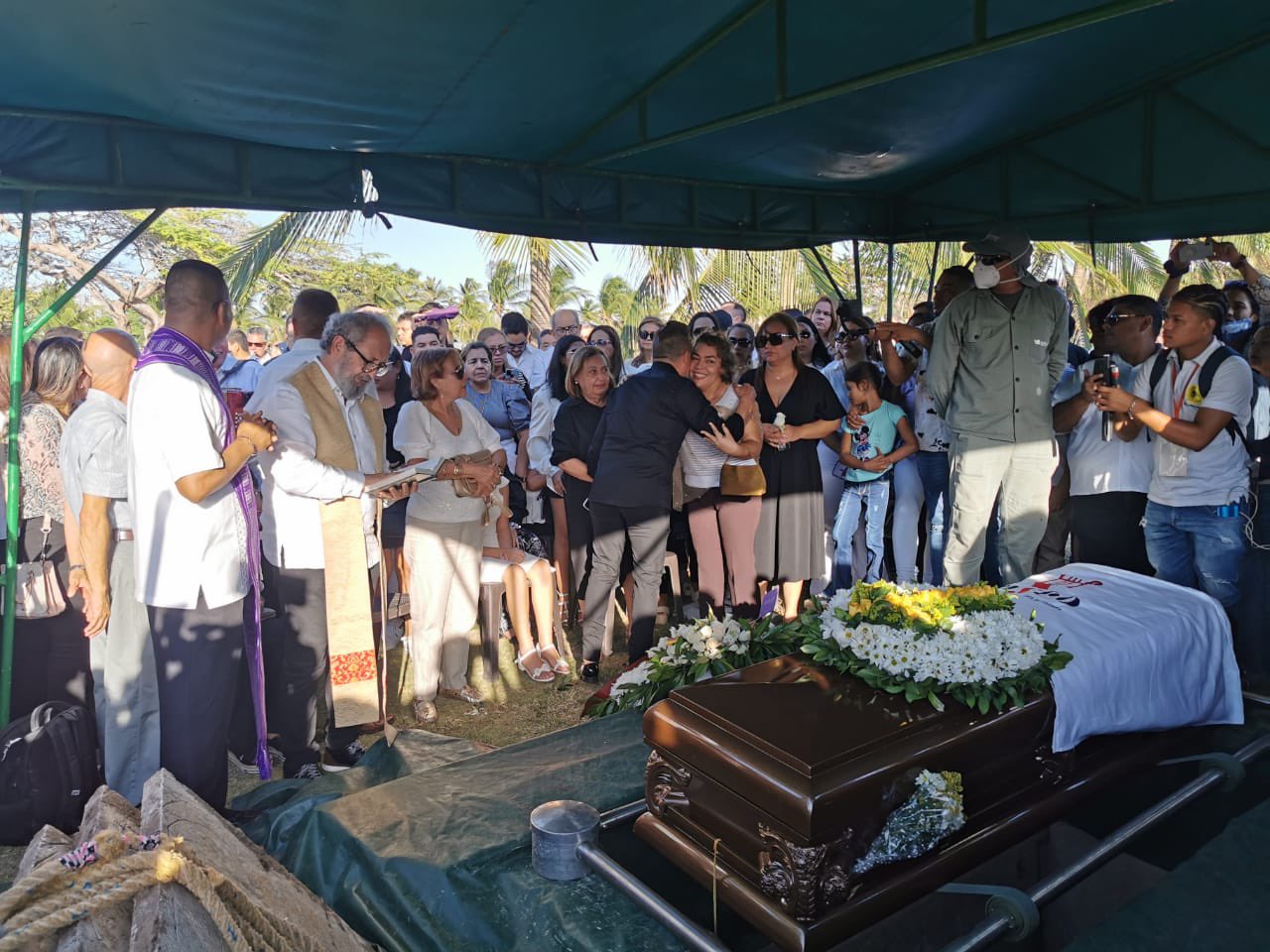 A las cuatro de la tarde de este lunes, al son de las notas de ‘La hamaca grande’ y ‘El viejo Miguel’, fue sepultado el maestro Adolfo Pacheco.