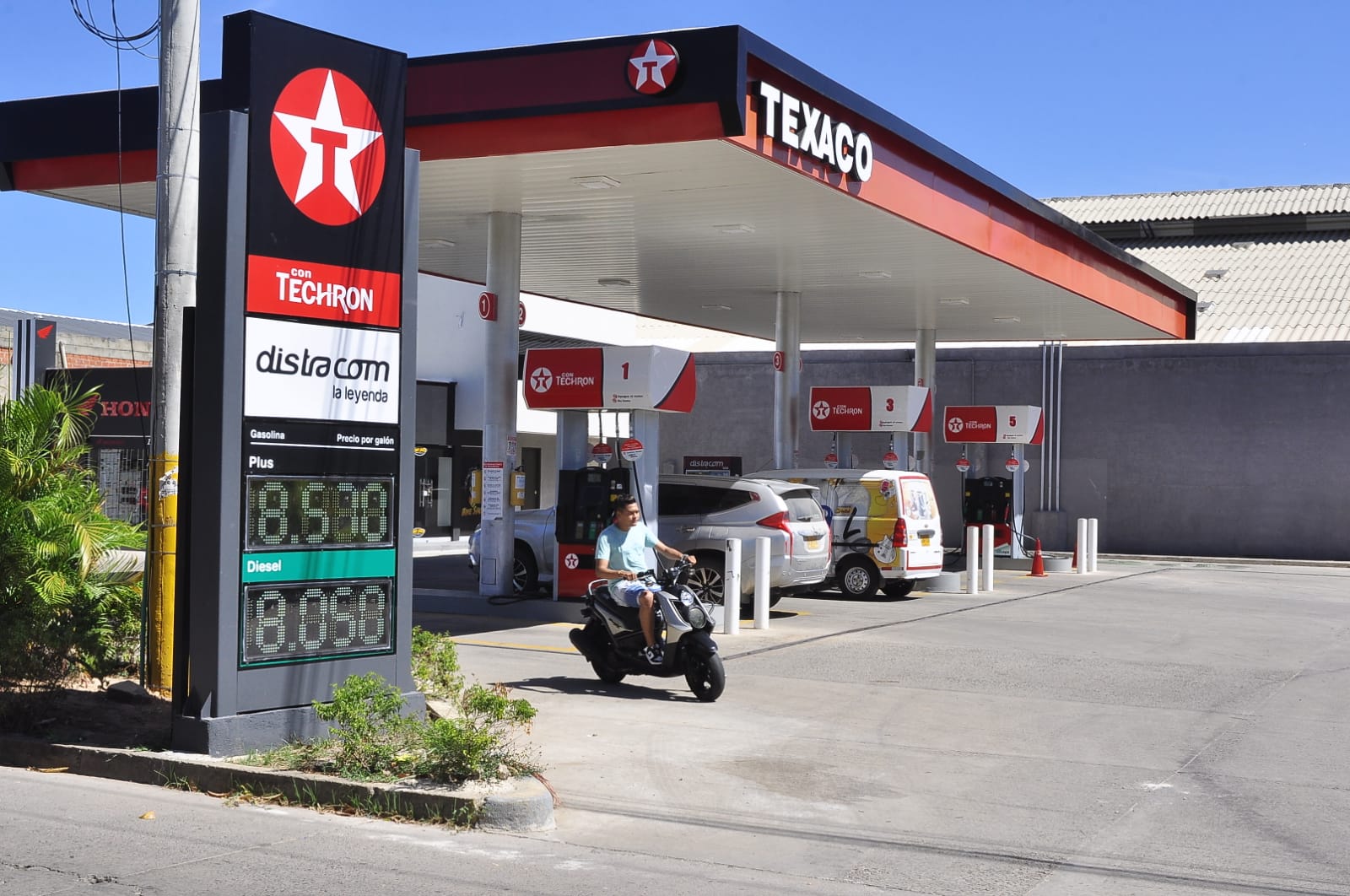 El valor promedio de un galón de gasolina corriente en Valledupar, Cesar, es $8.589                                                 / FOTO: JOAQUÍN RAMÍREZ.