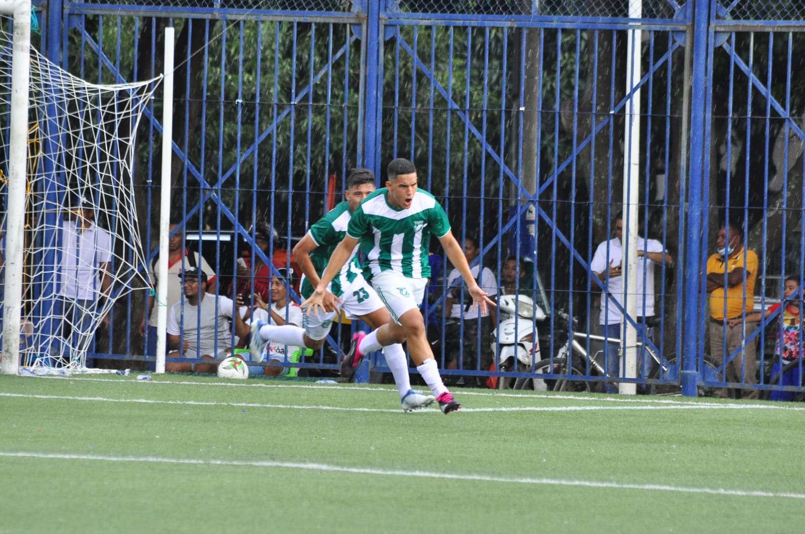 Cesar celebra el primer gol de la victoria ante Sucre./ Joaquín Ramírez.
