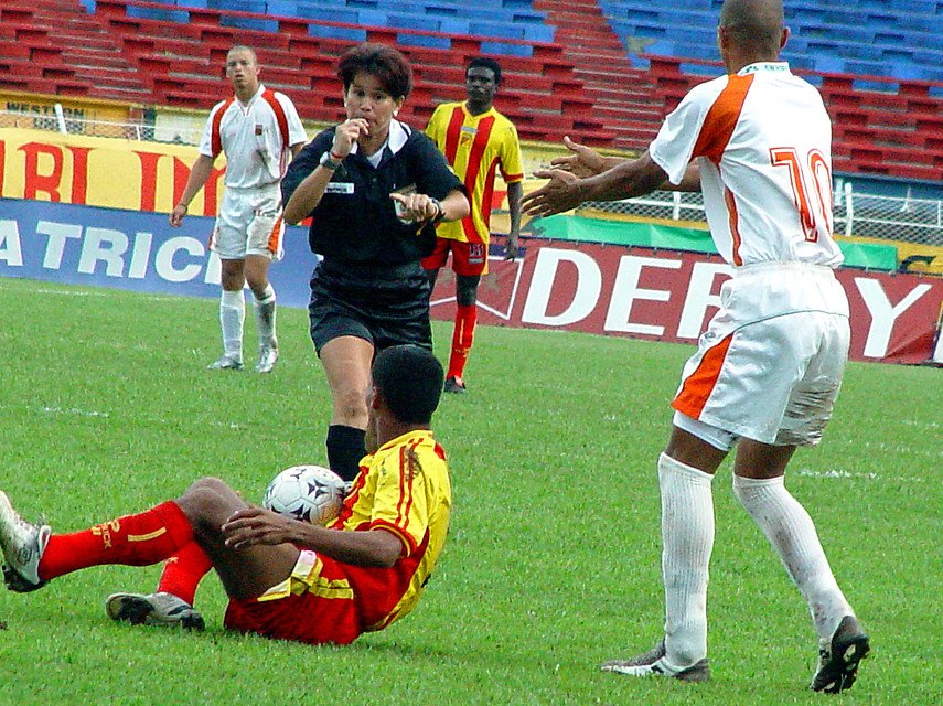 Martha Liliana Toro Pardo el 8 de agosto de 1999, en un partido entre Bucaramanga y Quindío, se convirtió en la primera árbitra de un partido de fútbol profesional en el mundo./ cortesía.