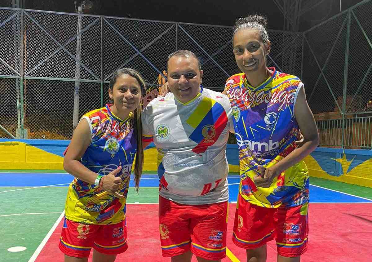 Tania Contreras (izquierda) y Tania Díaz, junto al entrenador Willian Dan Ariño, antes de viajar al Mundial de Argentina./ Cortesía.