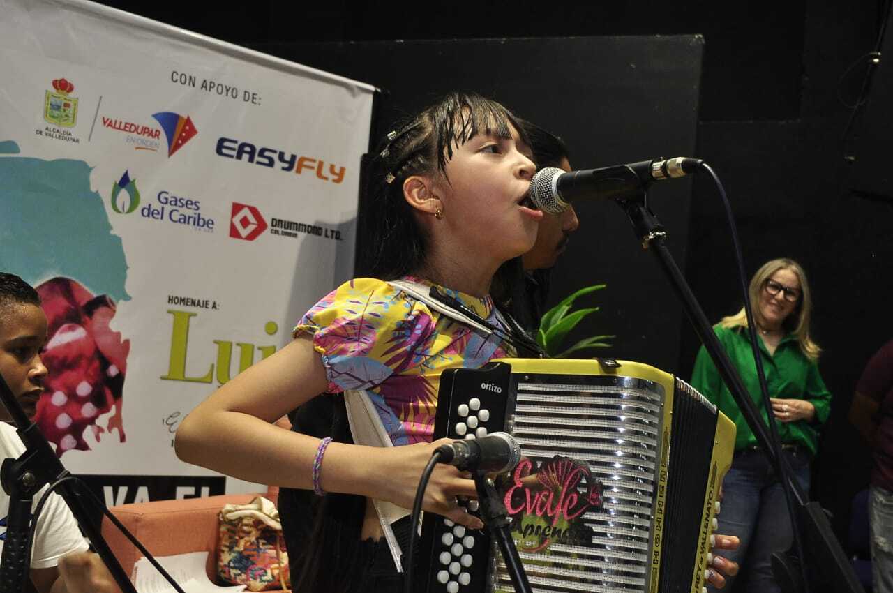 Ana Paula Leal Caicedo, de 8 años, primera reina vallenata del concurso de acordeón infantil EL PILÓN./ Foto: Joaquín Ramírez. 