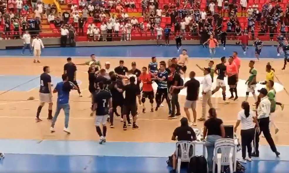 En videos quedaron grabados los momentos en que aficionados y jugadores se trenzan en una gresca durante el partido disputado en el coliseo cubierto de Valledupar. FOTO: CORTESÍA. 
