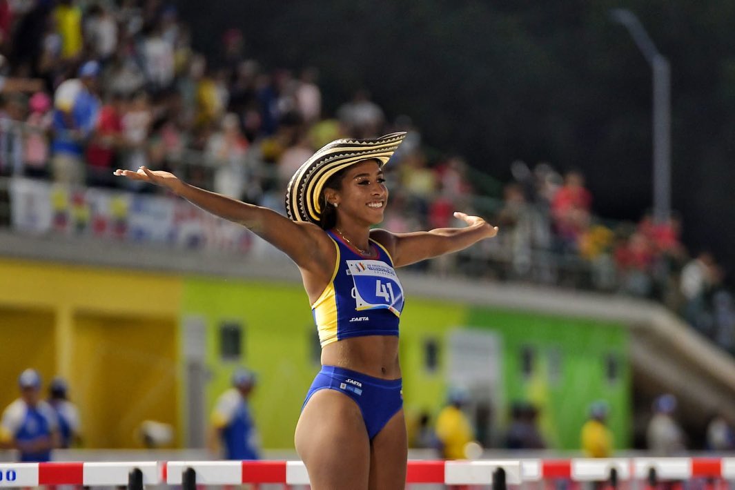Natalia Linares no se baja del podio.  Se colgó plata y doble bronce en Brasil./ Foto: Cortesía. 

