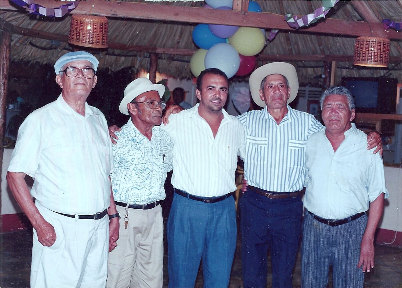 La foto histórica con Emiliano Zuleta Baquero, Lorenzo Morales, Aquilino Cotes Zuleta, ‘Toño’ Salas y Leandro Díaz.  