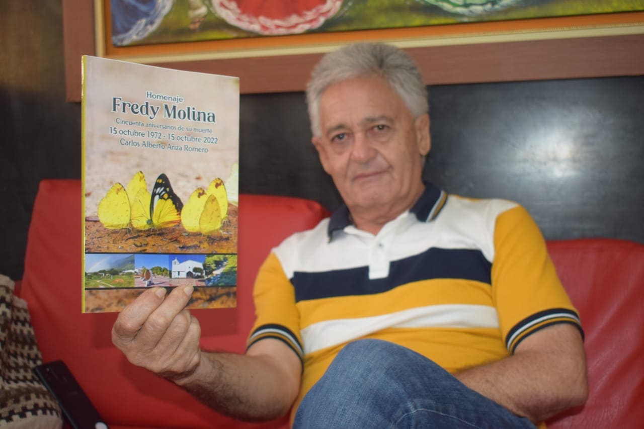 Carlos Ariza Romero presentó el libro ‘Homenaje a Fredy Molina, cincuenta aniversario de su muerte’ en visita promocional a EL PILÓN. /JOAQUÍN RAMÍREZ.