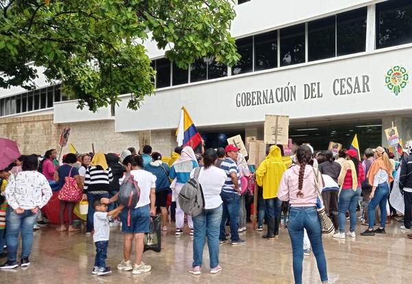Imagen de referencia, ciudadanos a las afueras del edificio de la Gobernación del Cesar /FOTO: CORTESÍA. 