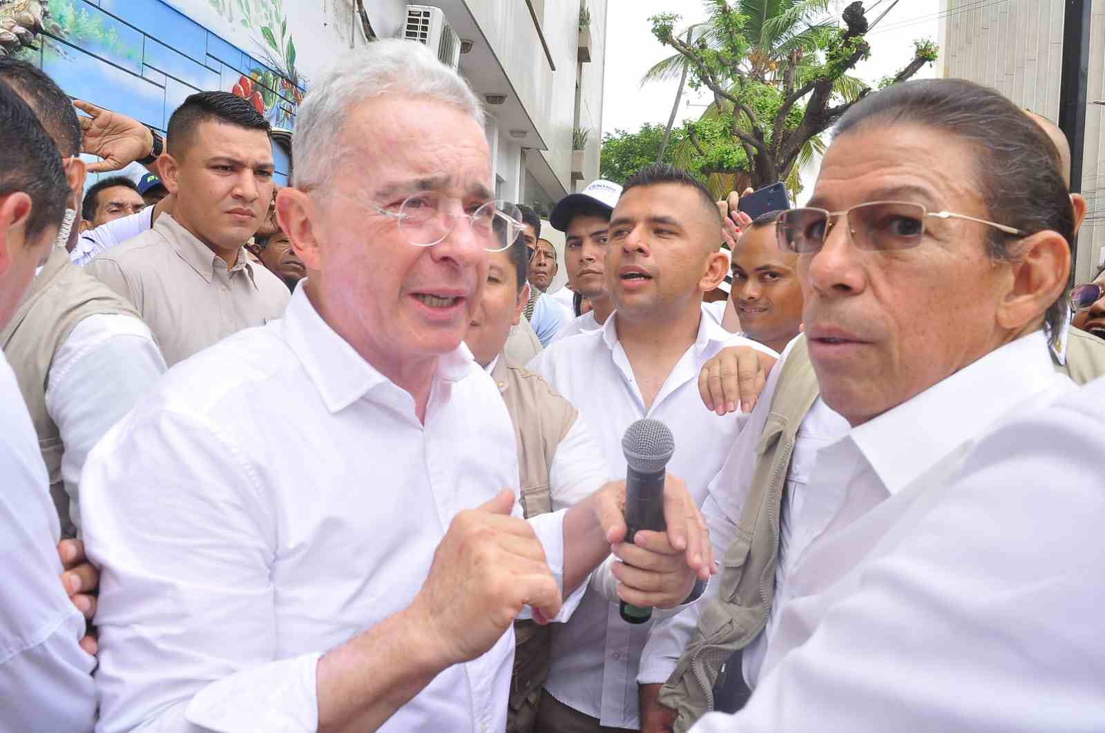 Álvaro Uribe Vélez, este miércoles 10 de mayo, en el centro de Valledupar. / FOTO: JOAQUÍN RAMÍREZ.

